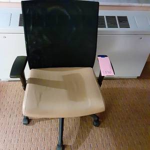 lot 1040 image: Office Chair - Tan & Black