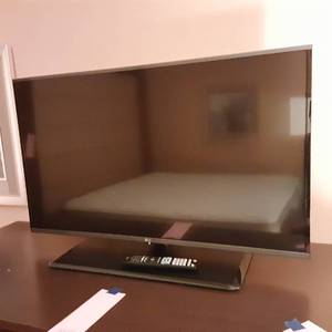lot 1044 image: 42 LG Flatscreen TV w Remote