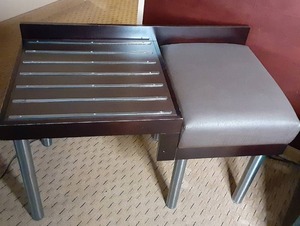 lot 507 image: Classy Brown Luggage Bench