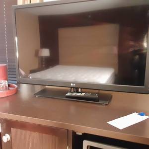 lot 515 image: LG 42LT670H TV Flat Screen 
