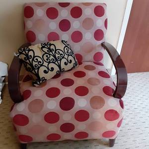 lot 512 image: Cute Polka Dot Chair with Accent Pillow