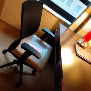 lot 518 image: Useful Office Lot Desk & Chair