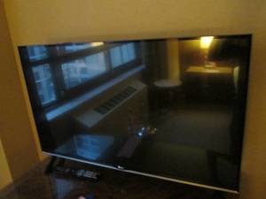 lot 104 image: LG Flatscreen TV 43