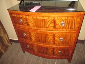 lot 105 image: Gorgeous 3-Drawer Wood Dresser