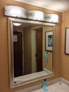 lot 698 image: Beautiful Vanity Mirror and Light Bar