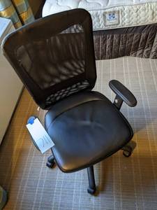 lot 711 image: Standard Black Office Chair 