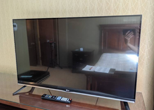 lot 714 image: 42 LG Flatscreen TV w Remote