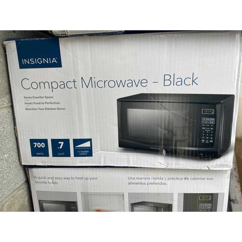 lot 4 image: Insignia - 0.7 Cu. Ft. Compact Microwave - Black