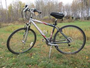 lot 1 image: Trek 7300 Multitrack Bicycle