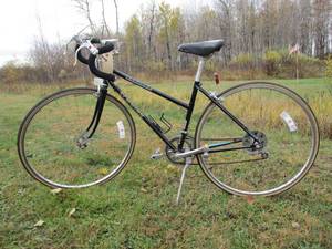 lot 2 image: Schwinn Traveler Bicycle