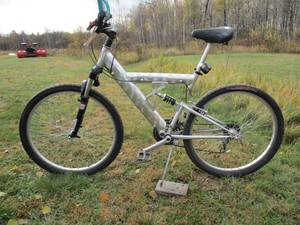 lot 7 image: Saturn Brand Bicycle