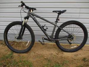 lot 10 image: Specialized Mountain Bicycle