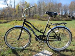 lot 13 image: Huffy Santa Fe Bicycle