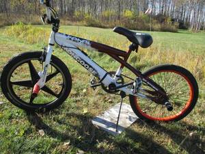 lot 14 image: Mongoose Rebel Bicycle