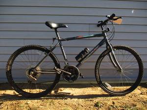 lot 25 image: Murry All-Terrain Bicycle