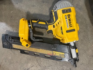 Dewalt DEWALT 20-Volt MAX XR Lithium-Ion Cordless Brushless 2-Speed 21° Plastic Collated Framing Nailer (Tool Only) used in working condition