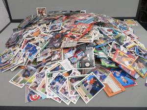 lot 27 image: COLLECTABLE CARDS