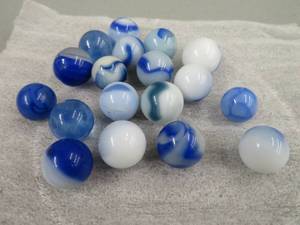 lot 132 image: ANTIQUE AND VINTAGE MARBLES
