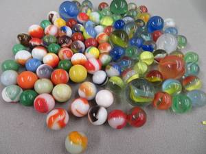 lot 133 image: ANTIQUE AND VINTAGE MARBLES