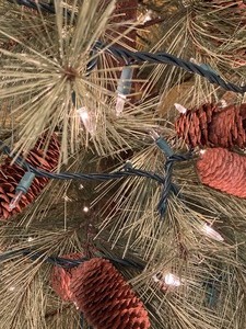 lot 214 image: Beautiful Natural Look 7 Foot Christmas Tree