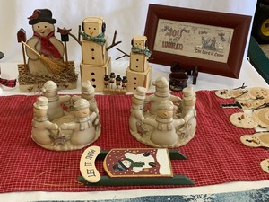 lot 238 image: Christmas Decor
