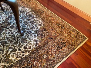 lot 49 image: Beautiful Area Rug