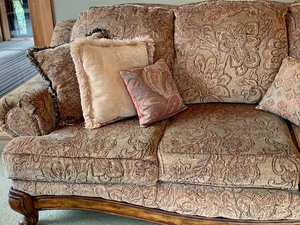 lot 7 image: Lovely Upholstered Sofa in Neutral Tones
