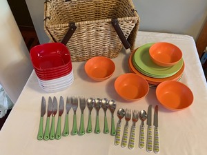 lot 35 image: Fun Picnic Basket with Plastic Dishes and Flatware