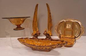 lot 51 image: Beautiful Topaz-Hued Vintage Glassware Collection