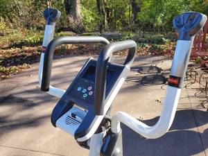 lot 137 image: Smooth Fitness Dynamic Motion Elliptical Trainer
