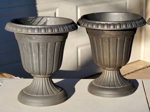 lot 112 image: (4) Plastic Planters