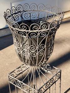 lot 118 image: Metal Deck or Yard Planter Stand