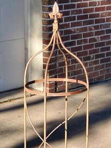 lot 109 image: Rustic Metal Yard Decor