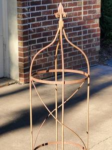 lot 116 image: Rustic Metal Yard Decor