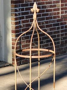lot 121 image: Rustic Metal Yard Decor