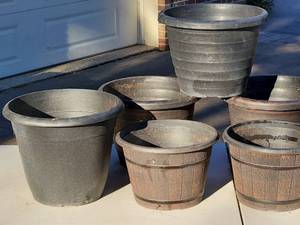 lot 124 image: (7) Plastic Planters Lot