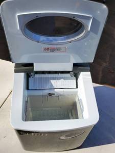 lot 128 image: Edge Star Mini Bar Ice Maker