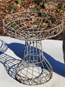 lot 294 image: Outdoor Deck Owl and Metal Wire Stand