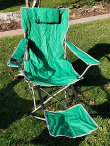 lot 284 image: (2) Green Lounging Camping Folding Chairs