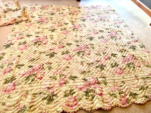 lot 246 image: Quilted Floral Bed Cover and Two Matching Pillow Shams