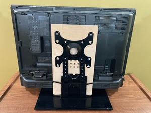 lot 204 image: Sharp 32 ACUOS LCD TV