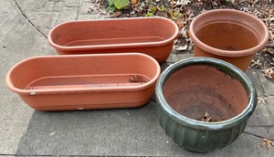 lot 370 image: Pretty Planters