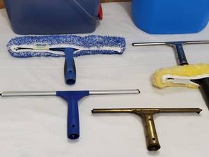 lot 353 image: (2) Bucket & Window Washing Hand Tools Lot