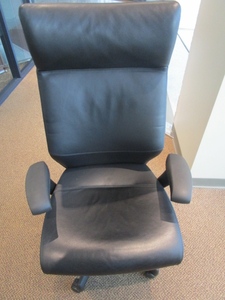lot 115 image: HIGH END, KEILHAUER, LEATHER ADJUSTBLE OFFICE CHAIR WITH ARMS