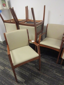 lot 174 image: KIMBALL FULLY UPHOLSTERED CONFERENCE CHAIR WITH ARMS