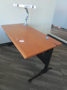 lot 176 image: HERMAN MILLER DESIGNER LINE OFFICE DESK