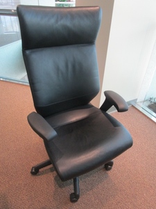 lot 112 image: HIGH END, KEILHAUER, LEATHER ADJUSTABLE OFFICE CHAIR WITH ARMS