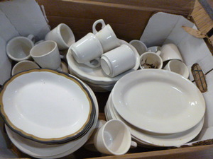 lot 17 image: Dinnerware
