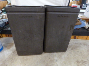 lot 44 image: 2 Rubbermaid Trash Cans