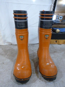 lot 56 image: Husqvarna Natural Rubber Boots